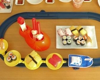 Игрушечный пароход развозит суши