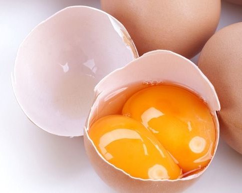 В продаже появились яйца с двумя желтками