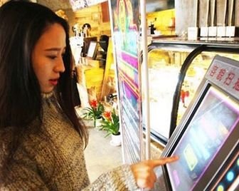 Китайский ресторан бесплатно кормит красивых посетителей